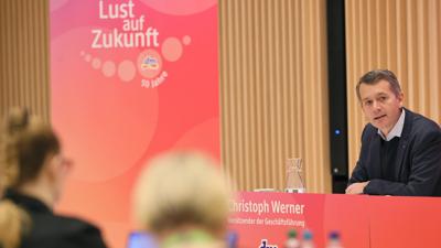 Auf den Konflikt mit Arbeitnehmervertretern und Mitarbeitern in Logistikzentren ging dm-Chef Christoph Werner bei der Bilanz-Pressekonferenz kurz auf Nachfrage ein.