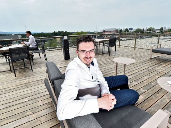 CEO Bastian Karweg auf der Dachterrasse am neuen Sitz von Echobot in der Durlacher Allee 73