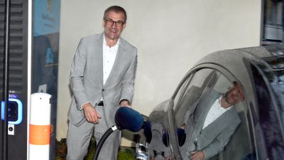 Natürlich fährt er ein Elektroauto: Andreas Schell ist der neue Vorstandschef des größten Konzerns im Verbreitungsgebiet von BNN und BT.
