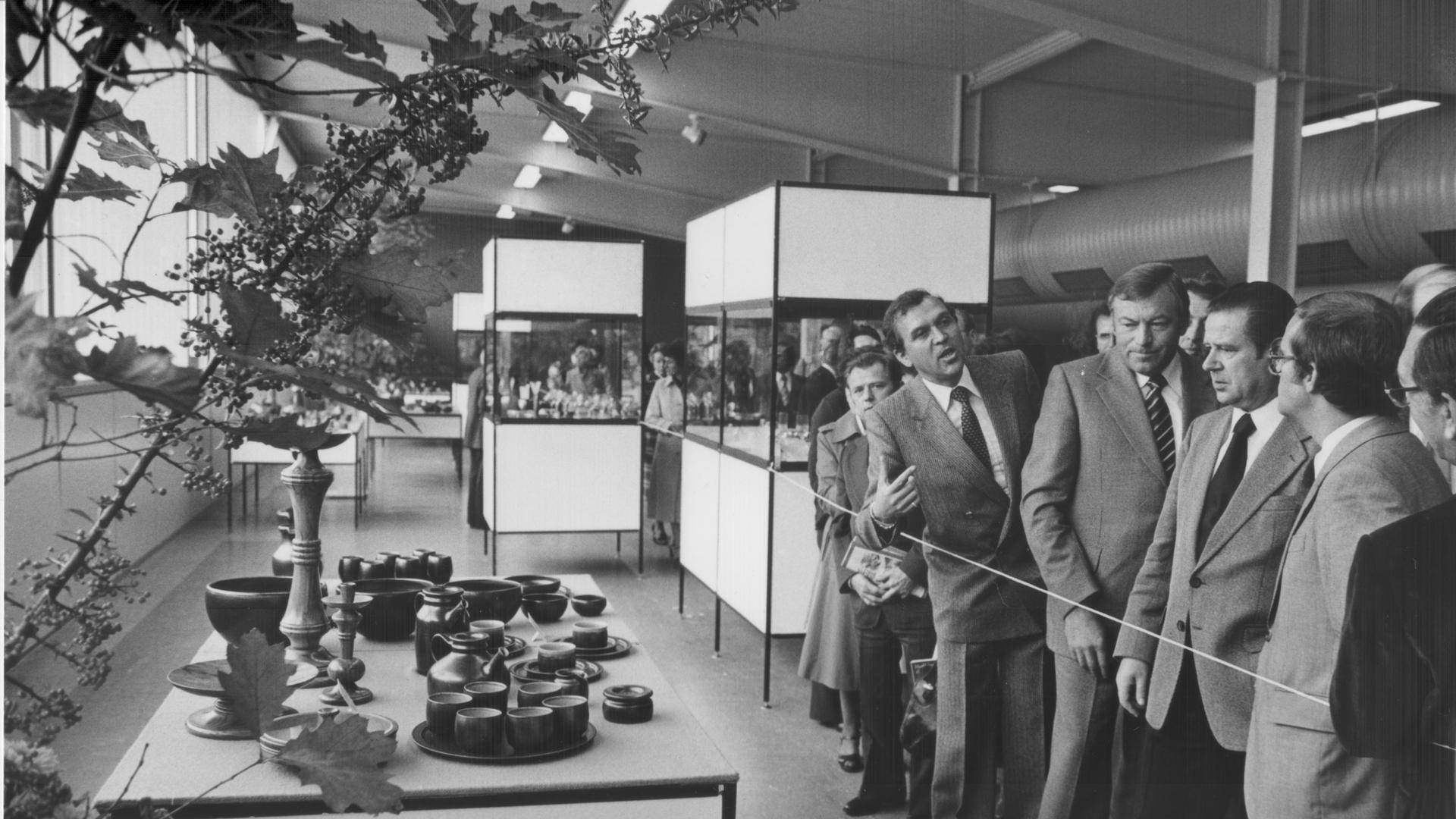 Das Foto aus dem Jahr 1978 zeigt, wie Karl W. Hinte (Mitte) die Prominenz bei der offerta-Eröffnung durch die Hallen führt. 