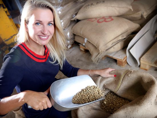 Corinna Pape ist Chefin von Ettli Kaffee. Das Foto zeigt die Geschäftsfrau mit Doktor-Titel im Ettlinger Lager des Unternehmens.