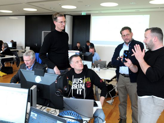 Alles im Griff: IT-Chef Michael Vogt (rechts) und der Vorstandsvorsitzende Matthias Hümpfner (Zweiter von rechts) im Gespräch mit Mitarbeitern in der Leitstelle.