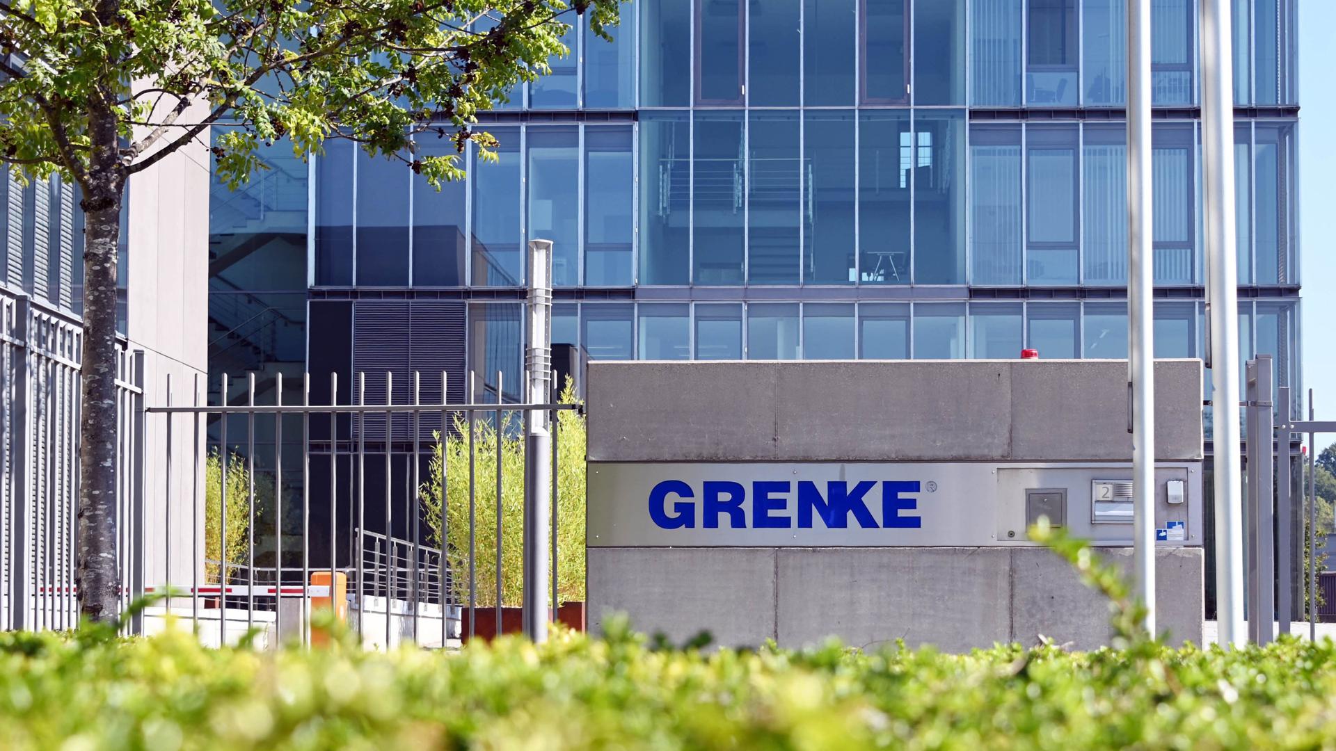  Der Schriftzug des Finanzdienstleisters Grenke AG steht an der Zentrale der  Aktiengesellschaft. 