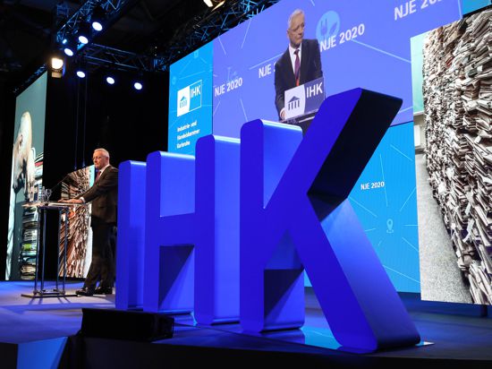 IHK-Emblem und IHK-Präsident Wolfgang Grenke