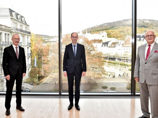 Walter Bantleon (Mitte) wird Nachfolger des langjährigen Hauptgeschäftsführers der Handwerkskammer Karlsruhe, Gerd Lutz. Rechts im Bild Präsident Joachim Wohlfeil. 
