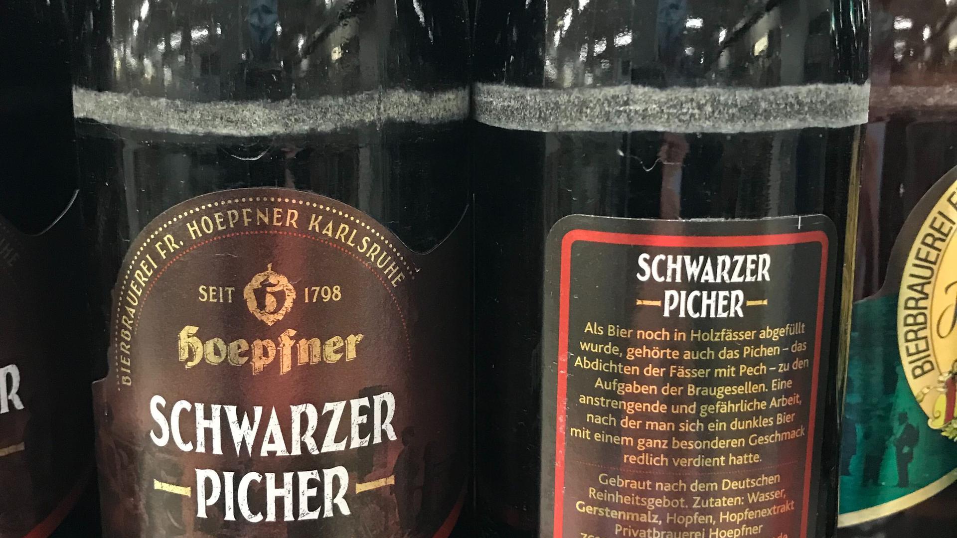 Flaschen der Sorte Schwarzer Picher stehen im Supermarktregal.
