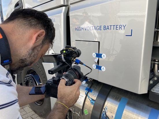 Der mit flüssigem Wasserstoff gefüllte Tank unter der Batterie des Brennstoffzellen-Lkw wurde vom TÜV Rheinland versiegelt, damit die 1.047 Kilometer-Fahrt als Rekord anerkannt wird.