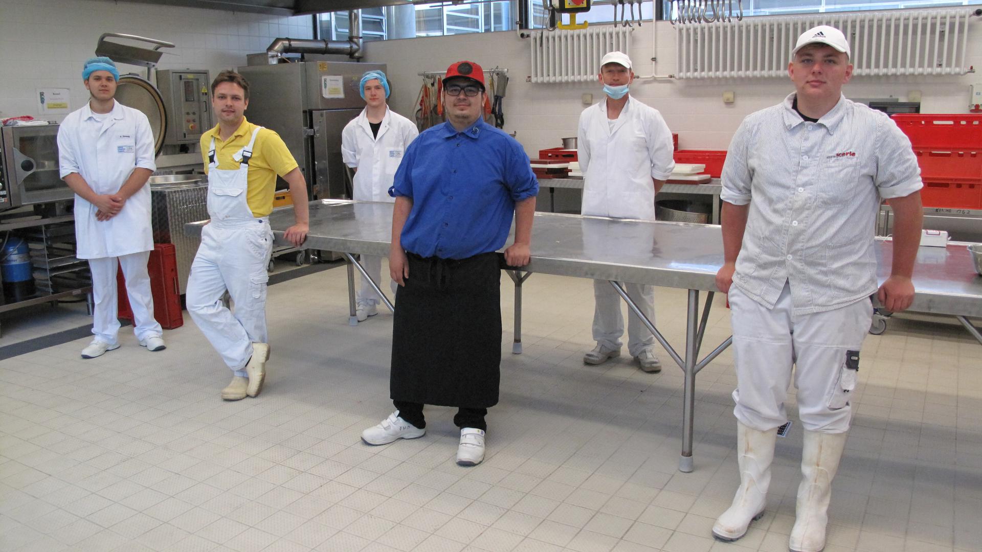 Klassenfoto in der Wurstküche: Metzgerlehrlinge an der Gewerbeschule Durlach.
