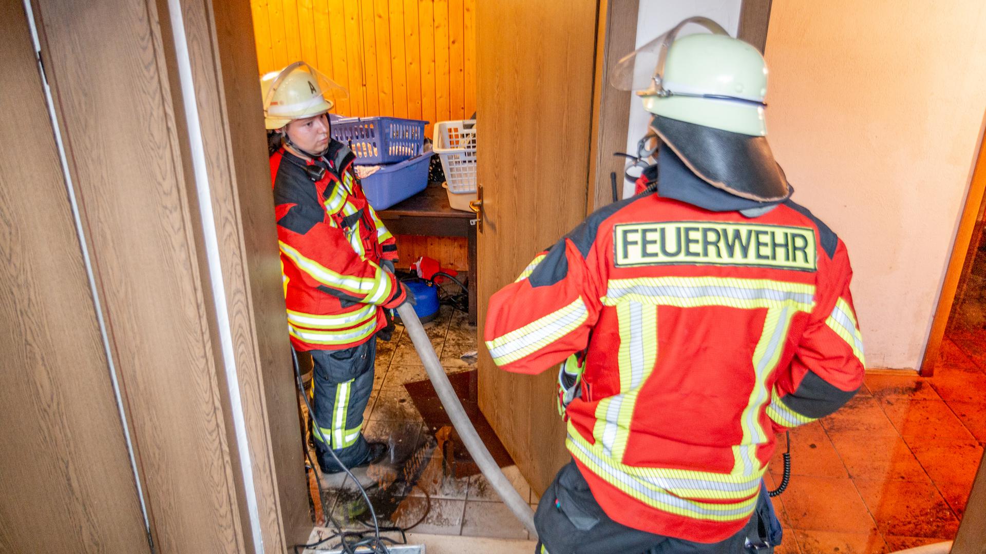 Schnelle Hilfe: Wenn die Feuerwehr anrückt, um den Keller leer zu pumpen, kann eine gute Versicherung sinnvoll sein – wie dieser Tage beispielsweise in Hügelsheim.