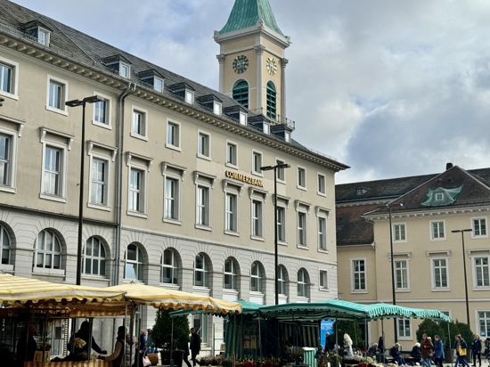 In der guten Stube Karlsruhes, dem Marktplatz, ist die Commerzbank-Filiale beheimatet. Größter Anteilseigner der Großbank ist der Bund.