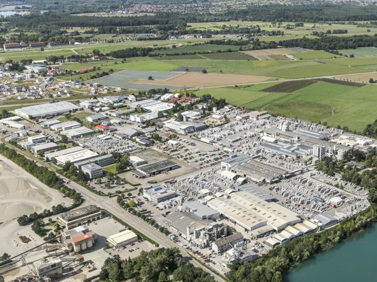Zu den größten deutschen Betonsteinwerken zählt das Kronimus-Stammwerk in Iffezheim. Die komplette Unternehmensgruppe mit ihren sieben Produktionsstätten hat im vergangenen Jahr um die eine Million Tonnen verladen.
