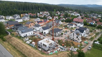 Baukräne sind auch in Neubaugebieten seltener geworden (Symbolbild). Die Zurückhaltung trifft auch den Marktführer in Süddeutschland, die LBS Süd. Er fordert von der Politik, den Fokus nicht auf Mietwohnungsbau zu legen. 