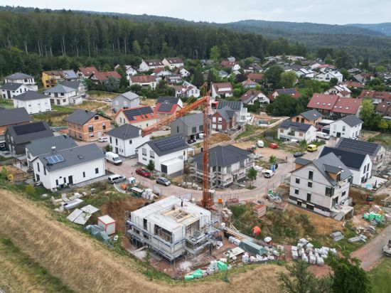 Baukräne sind auch in Neubaugebieten seltener geworden (Symbolbild). Die Zurückhaltung trifft auch den Marktführer in Süddeutschland, die LBS Süd. Er fordert von der Politik, den Fokus nicht auf Mietwohnungsbau zu legen. 