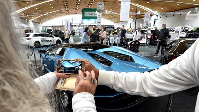 Ein blauer Lamborghini gehört zu den Hinguckern der offerta-Motorwelt mit ihren 130 Fahrzeugen.