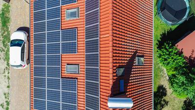 Photovoltaikanlage auf einem Eigenheim: Immer mehr Privatleute setzen darauf. Die MVK Versicherung aus Karlsruhe unterstützt sie dabei. Das passt zu ihrer Strategie.