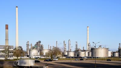 Rosneft als Anteilseigner: An der Mineraloelraffinerie Oberrhein GmbH & Co. KG (MiRO) ist die Deutschland-Tochter des russischen Öl- und Gaskonzerns Rosneft mit 24 Prozent beteiligt. Zuletzt kamen 14 Prozent des in Karlsruhe verarbeiteten Rohöls aus Russland.