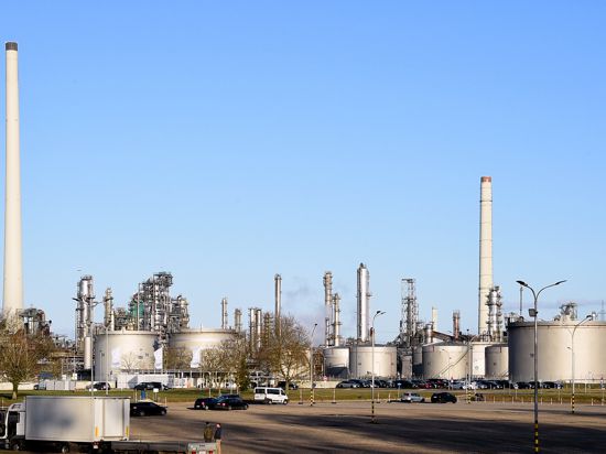 Rosneft als Anteilseigner: An der Mineraloelraffinerie Oberrhein GmbH & Co. KG (MiRO) ist die Deutschland-Tochter des russischen Öl- und Gaskonzerns Rosneft mit 24 Prozent beteiligt. Zuletzt kamen 14 Prozent des in Karlsruhe verarbeiteten Rohöls aus Russland.