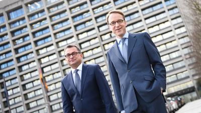 Jens Weidmann (rechts), Präsident der Deutschen Bundesbank, und das damalige Vorstandsmitglied Joachim Nagel sind vor der Bundesbank-Zentrale in Frankfurt am Main auf dem Weg zu einer Bilanz-Pressekonferenz. Der Volkswirt Joachim Nagel soll neuer Präsident der Bundesbank werden. 