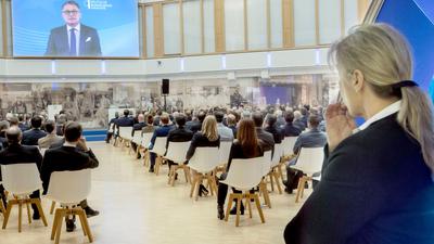 Aufgezeichnet statt live: Bundesbankpräsident Joachim Nagel wollte zum Festakt der Karlsruher BGV-Gruppe kommen, blieb dann aber wegen der Turbulenzen an den Finanzmärkten in Frankfurt. Der BGV strahlte eine Stunden zuvor aufgezeichnete Videobotschaft Nagels aus.