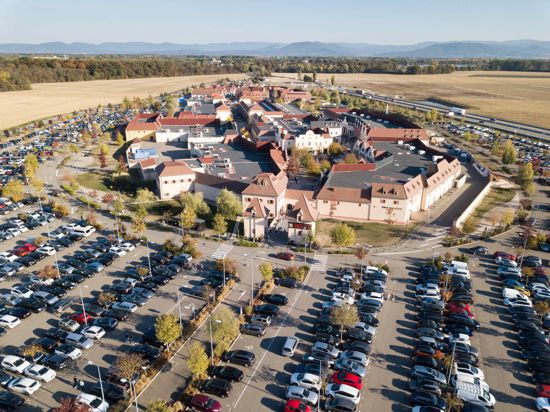 Auf dem Luftbild des Fabrikverkaufszentrums Roppenheim ist gut zu erkennen, dass es wie ein geschlossenes elsässisches Dorf angelegt ist.