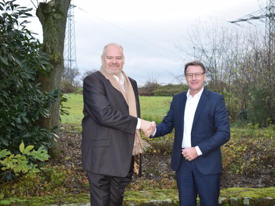 Verkauf besiegelt: Thorsten Weimann, Geschäftsführer der Vulcan Gruppe (links) und Werner Hitschler, Vorstandsmitglied der Pfalzwerke AG, sind sich einig bei der Übernahme der Geothermieanlage Insheim