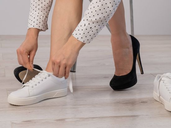 Stöckeln oder schnüren: Im Büro, in der Oper oder bei Feiern werden häufiger Sneaker als feines Schuhwerk getragen. Das ist ein Grund, warum es der etablierte Schuhfachhandel schwer hat.