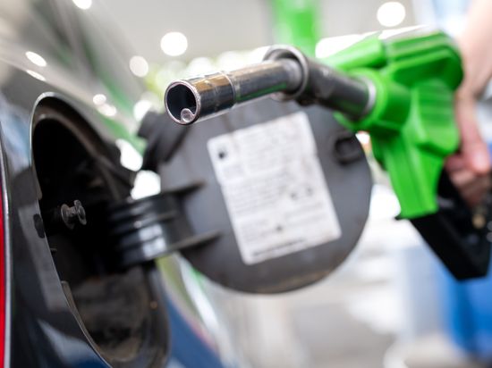 Glück, wer Benzin tanken kann: Denn Diesel ist seit Monaten teurer als Ottokraftstoffe. Dabei dürfte es mehreren Gründen auch bleiben.