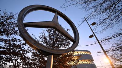 Ein Mercedes Stern, das Logo des Automobilherstellers Mercedes-Benz, steht vor der Niederlassung am Stammwerk. (zu dpa: «Mercedes-Benz will Verkaufsflächen reduzieren») +++ dpa-Bildfunk +++