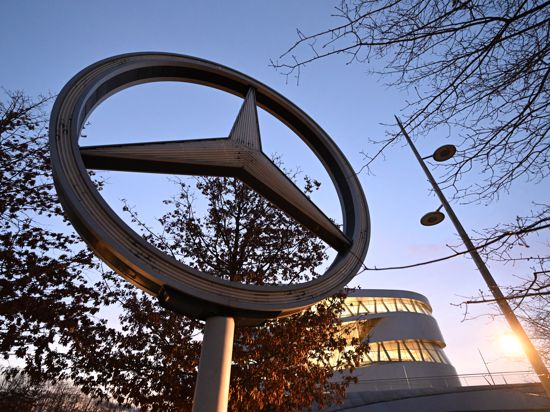 Ein Mercedes Stern, das Logo des Automobilherstellers Mercedes-Benz, steht vor der Niederlassung am Stammwerk. (zu dpa: «Mercedes-Benz will Verkaufsflächen reduzieren») +++ dpa-Bildfunk +++