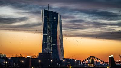 Im Licht des heranbrechenden Tages steht die Zentrale der Europäischen Zentralbank (EZB) im Frankfurter Osten. 