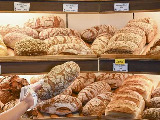 Das deutsche Backhandwerk ist für seine Brot-Vielfalt weltweit bekannt und will diese weiterhin bieten. Allerdings werden vielerorts Spezialbrote nun nur noch an bestimmten Tagen angeboten, um per gestrafftem Sortiment Kosten einzusparen.
