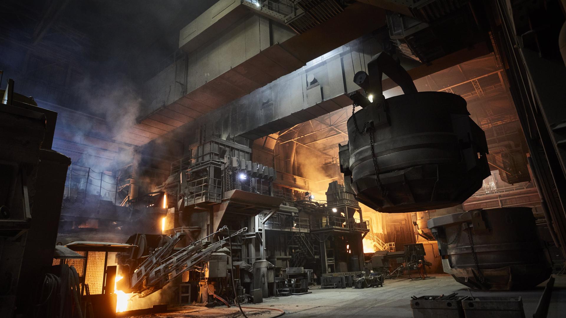 Riesiger Stromverbrauch: Die Badische Stahlwerke GmbH in Kehl gehört zu Deutschlands größten Stahlproduzenten.  Sie bringt in ihren zwei Öfen Schrott mit Hilfe von Strom zum Schmelzen.