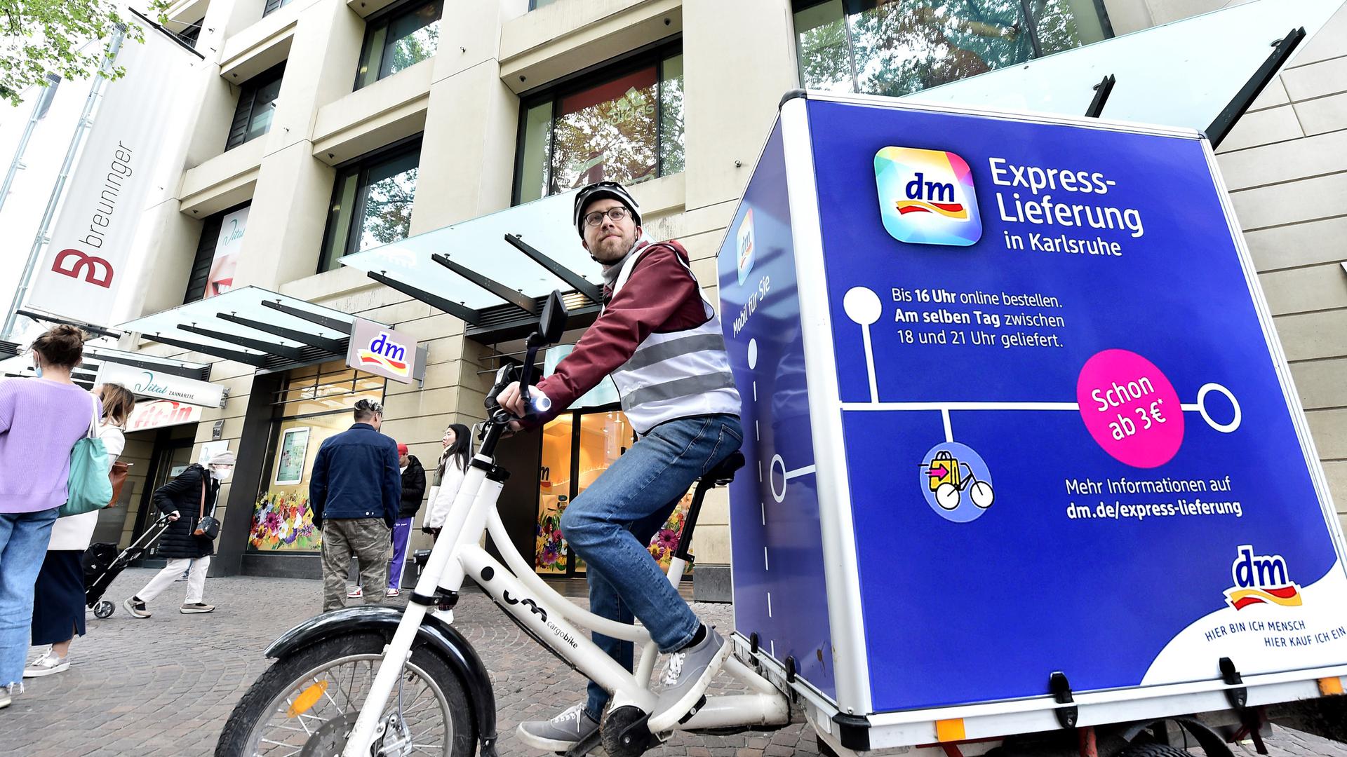 Der Drogeriemarktkonzern dm testet in seiner Heimatstadt die Expresszustellung per Lastenrad. 