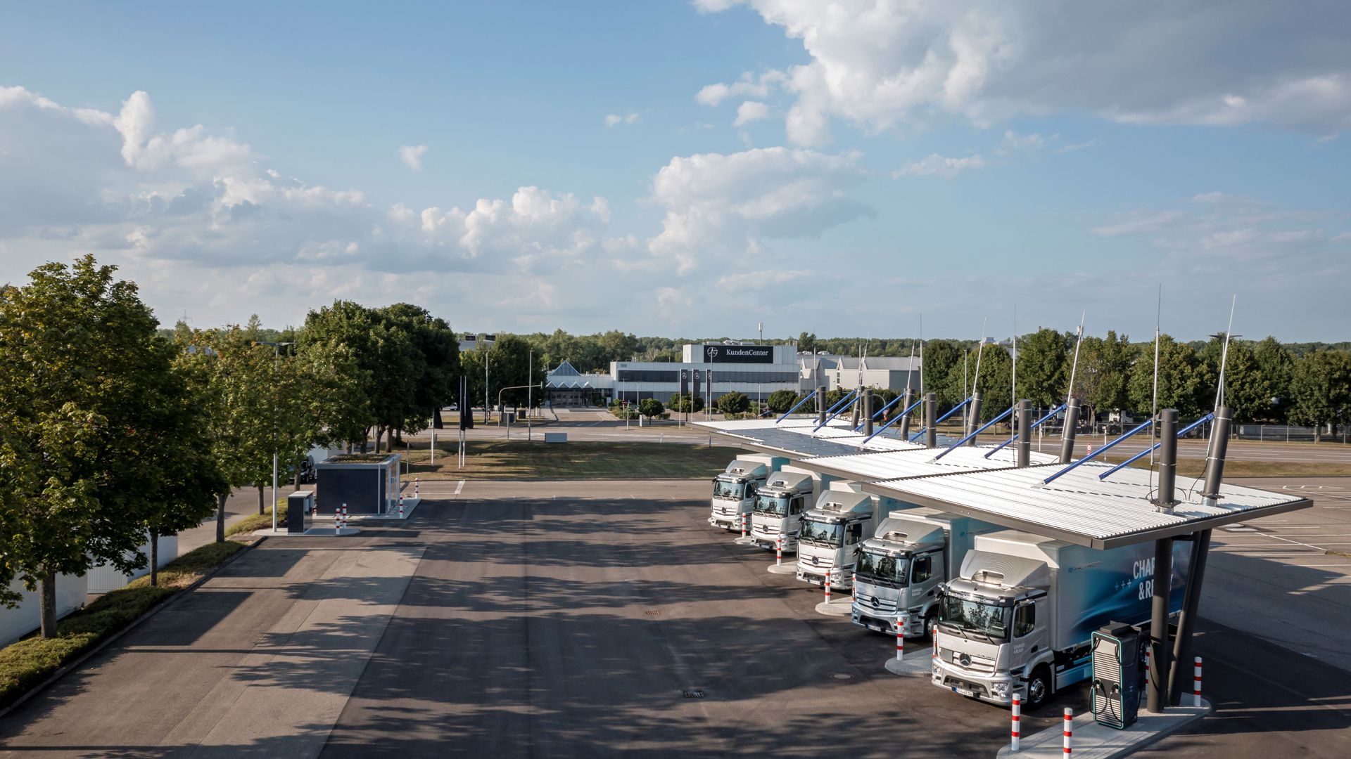 Neuer Ladepark im Werk Wörth: Daimler Truck will die E-Mobilität beim Schwerlastverkehr auch durch den Ausbau der Infrastruktur voranbringen.