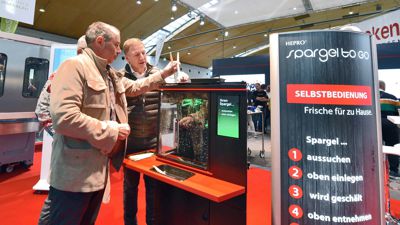 Zuschauen, wie Spargel geschält wird, kann man bei der kleinsten Spargelschälmaschine der Welt. Sie wird aktuell auf der expoSE  in der Messe Karlsruhe einem Fachpublikum präsentiert. Die Maschine könnte schon bald in vielen Supermärkten und Hofläden stehen.