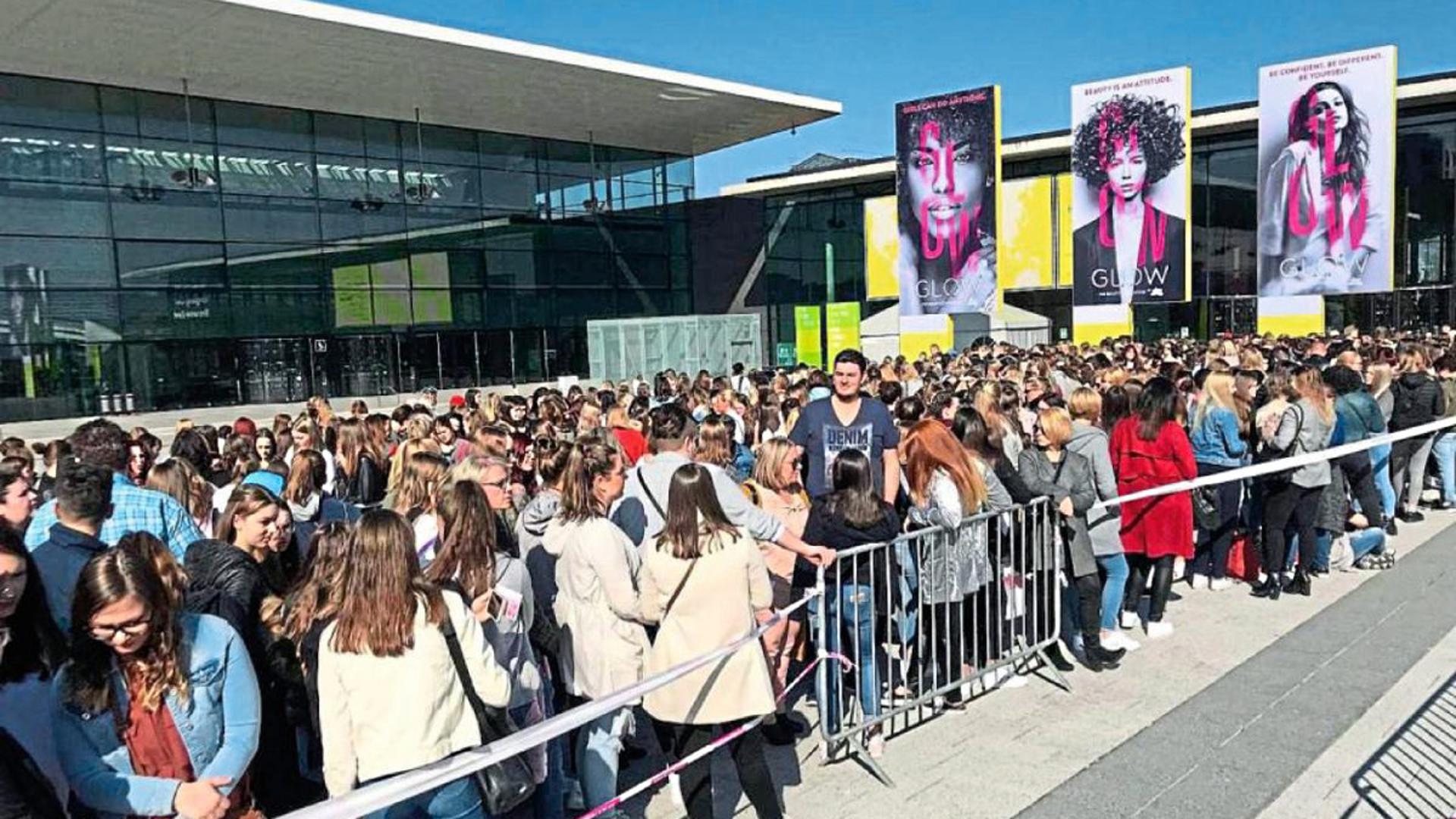 Lange Schlangen vor der „Glow by dm“: 20.000 überwiegend junge Frauen besuchten die Beauty-Convention in Halle 1 der Stuttgarter Messe am Wochenende. Das Karlsruher Unternehmen dm ist seit neuestem Partner.