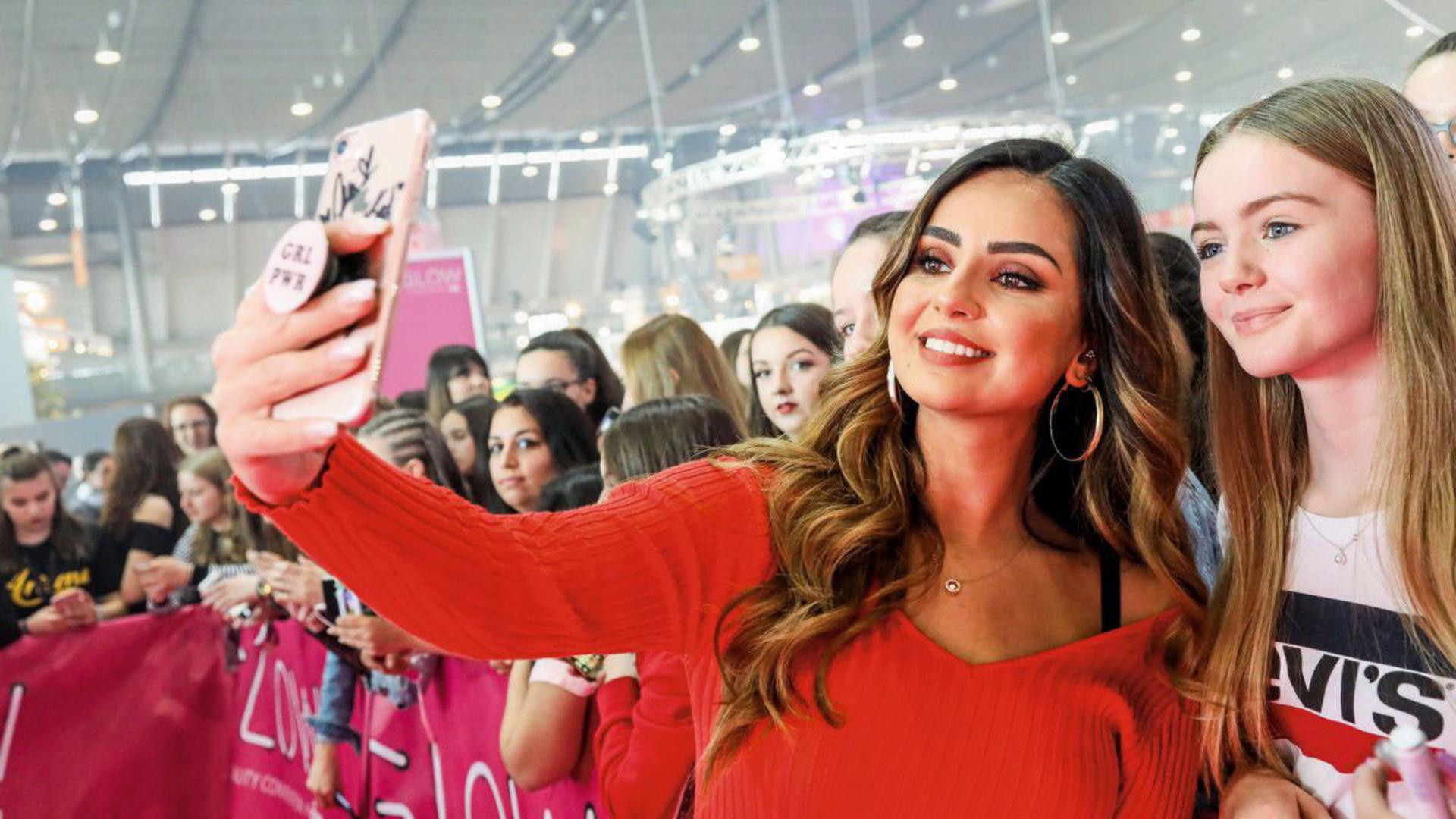 Instagram-Stars posieren mit ihren meist jungen Fans für Fotos. Dass sie auch als Werbeträger fungieren, sehen manche Menschen kritisch.