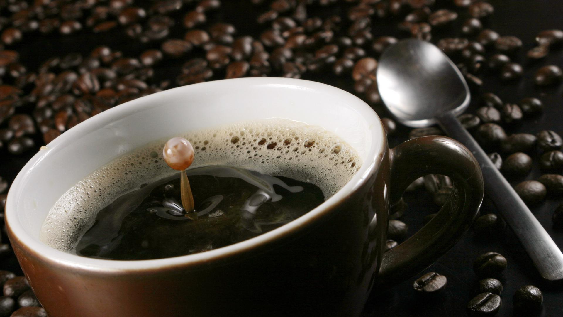 Begehrte Bohnen: Kaffee ist das beliebteste Heißgetränk in Deutschland. Der Preis fürs Pfund Kaffee ist zuletzt in vielen Supermärkten und bei etlichen Discountern gesunken.