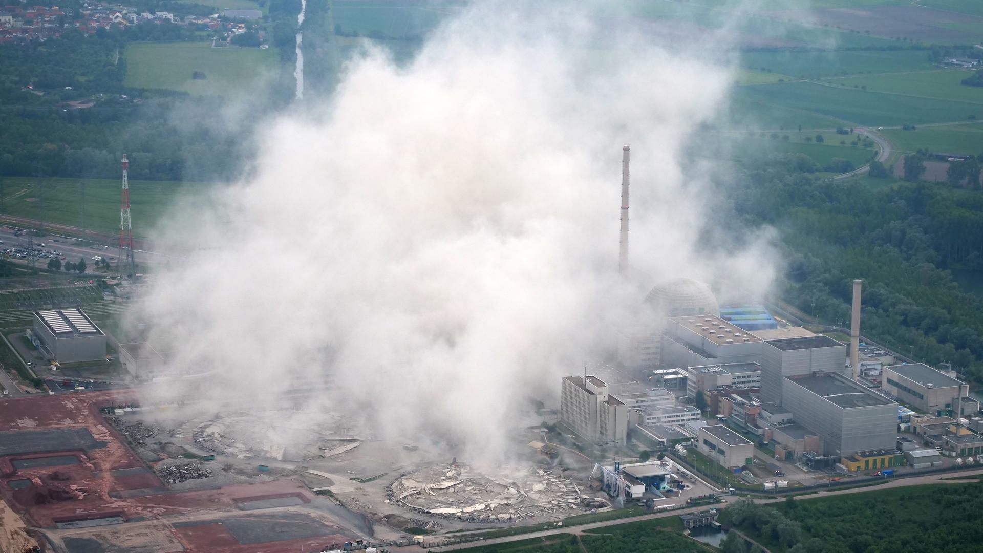 Sprengung der Kühltuerme des Kernkraftwerks Philippsburg
