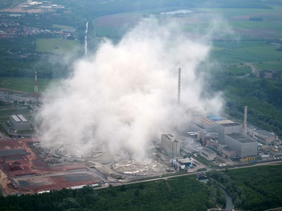 Sprengung der Kühltuerme des Kernkraftwerks Philippsburg