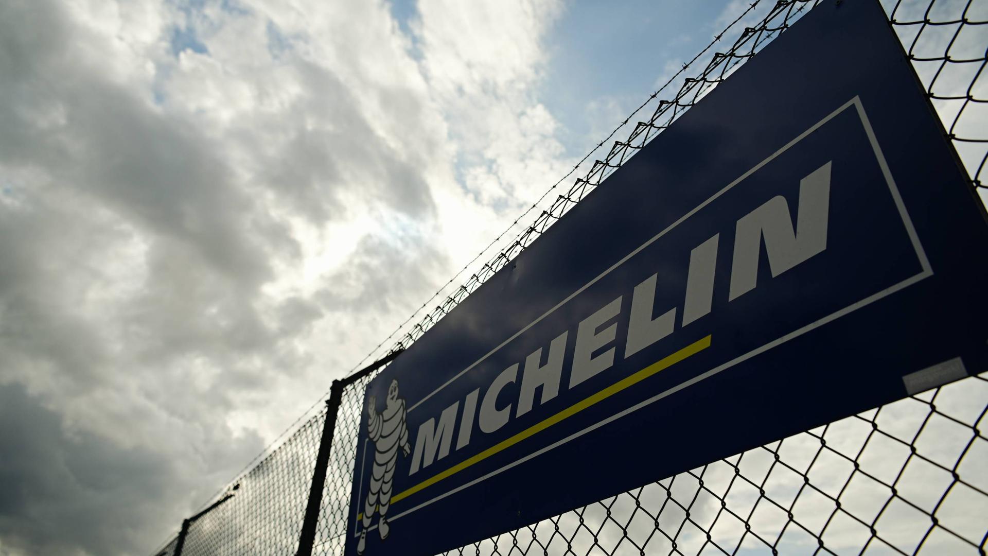 Der Reifenhersteller Michelin streitet mit Mitarbeitern um Steuerzahlungen. Ein Fall ist nun vor dem Arbeitsgericht Karlsruhe gelandet und könnte Auswirkungen auf die weiteren Fälle haben.