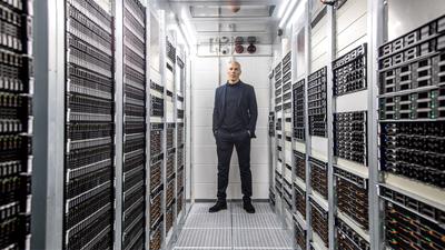 Herr über 100 Petabyte: So viele Daten befinden sind allein von Web.de und GMX im Karlsruher Rechenzentrum. Laut Web.de-Chef Jan Oetjen lagern Haupt-E-Mail-Adressen von jedem zweiten Bundesbürger im Keller mit seinen 25.000 Servern.