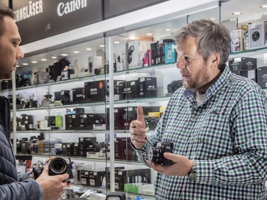 Spezialisierung zählt: Volker Schäfer erzielt den größten Teil seines Umsatzes mit dem Verkauf von Fotoausrüstung. Das ist eine Besonderheit. Viele seiner Kolleginnen und Kollegen in der Region konzentrieren sich aufs Fotografieren.