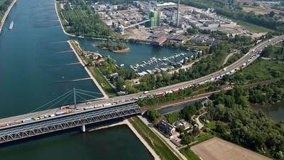 Papierfabrik am Rhein: Der schwedisch-finnische Stora Enso-Konzern will sein traditionsreiches Werk in Karlsruhe-Maxau, zu erkennen gleich hinter dem Jachthafen, verkaufen.