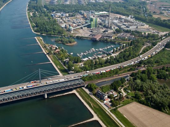 Papierfabrik am Rhein: Der schwedisch-finnische Stora Enso-Konzern will sein traditionsreiches Werk in Karlsruhe-Maxau, zu erkennen gleich hinter dem Jachthafen, verkaufen.
