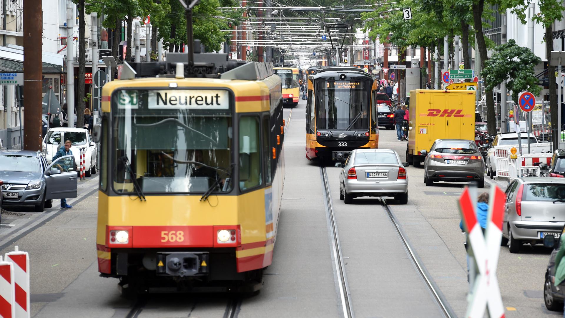  In der Kaiserstraße in Karlsruhe  fahren  Straßenbahnen. 