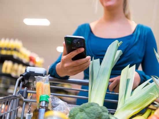 Rund 20 Millionen Mal wurden Supermarkt-Apps bereits in Deutschland heruntergeladen. Verbraucherschützer weisen darauf hin, dass Kundinnen und Kundem damit auch Daten preisgeben.