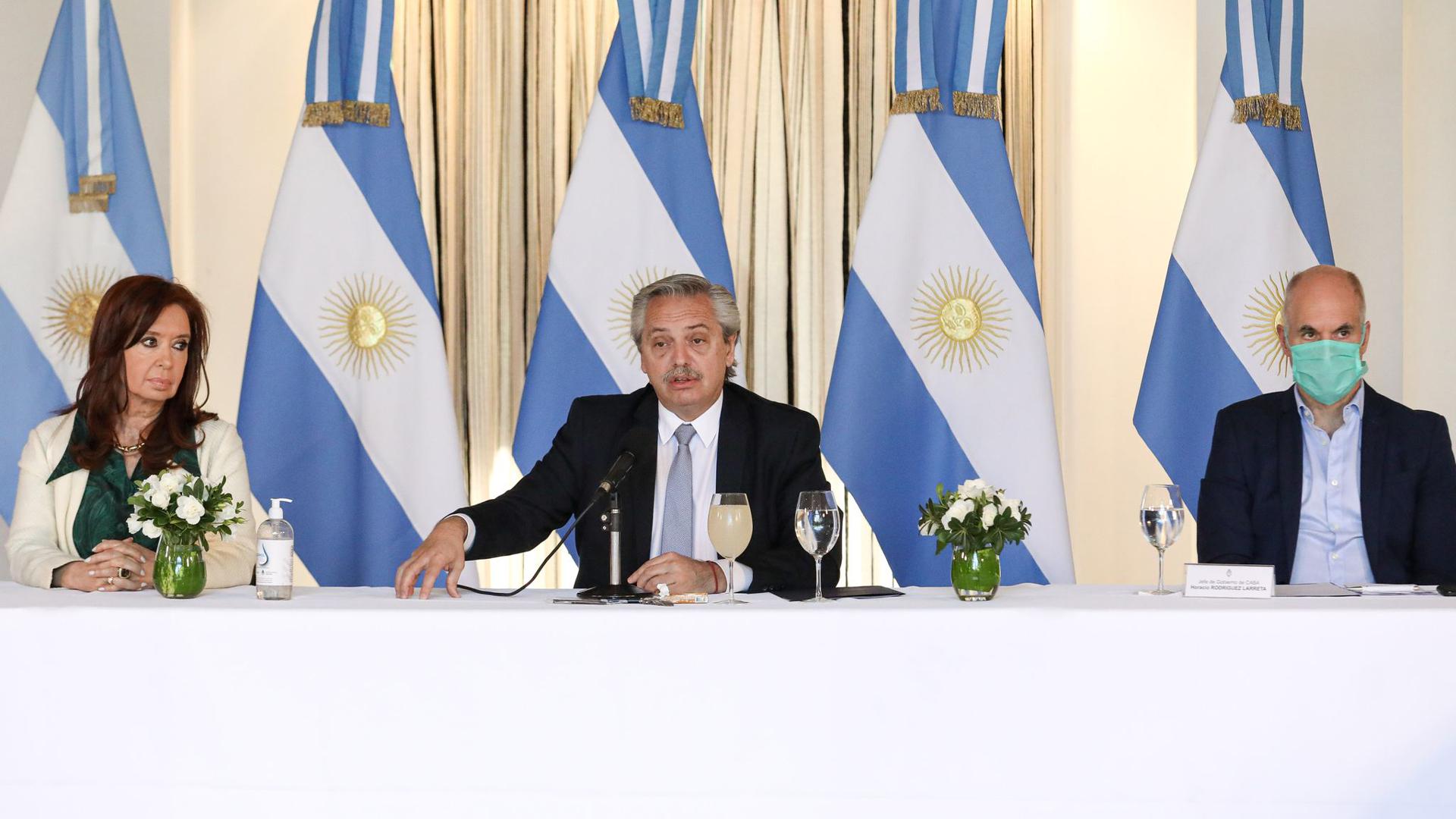 Argentiniens Präsident Alberto Fernandez und Vizepräsident Cristina Fernandez de Kirchner während einer Pressekonferenz in Buenos Aires.
