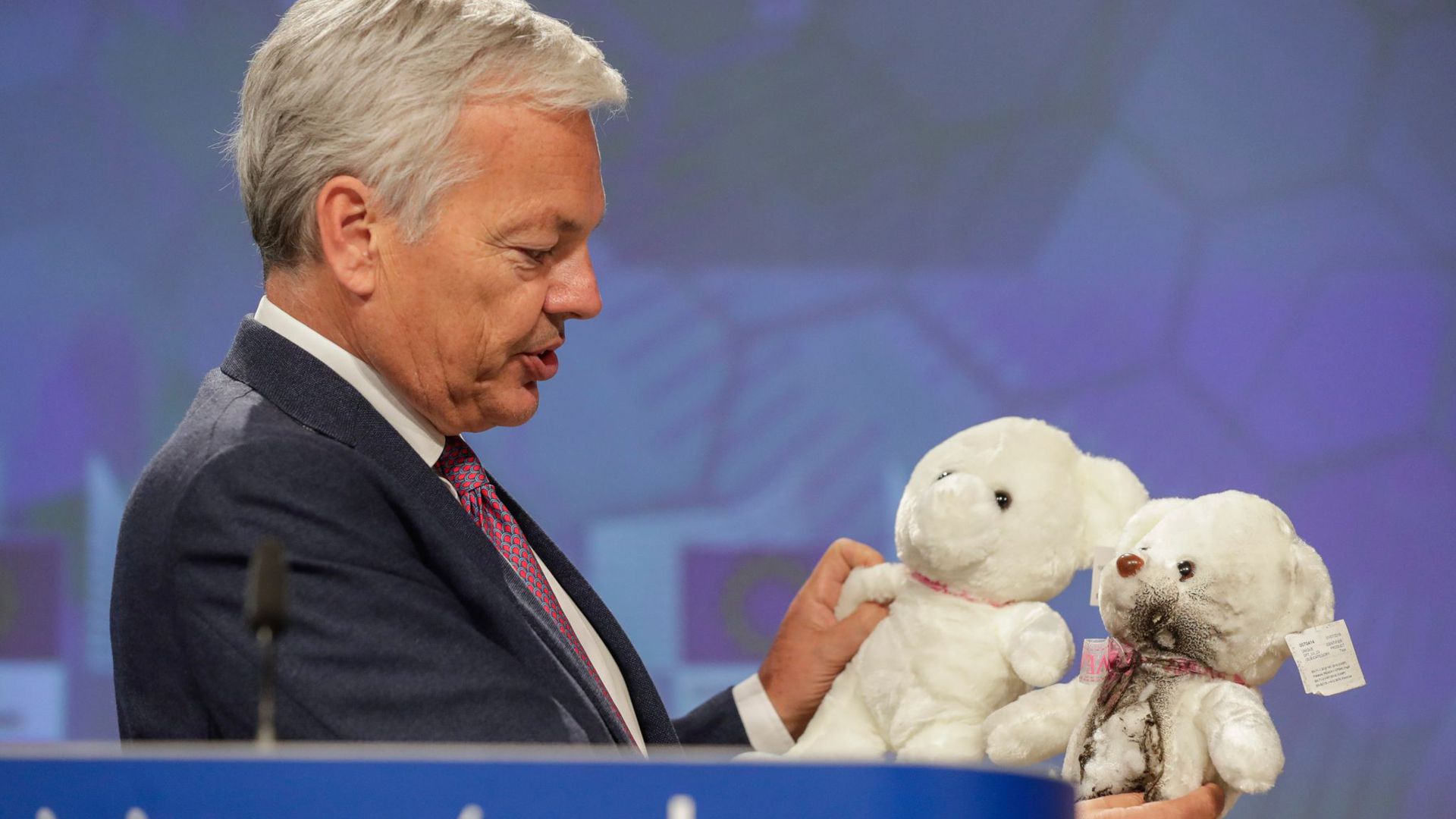 Didier Reynders, EU-Kommissar für Justiz und Rechtsstaatlichkeit, hält während einer Pressekonferenz Teddybären in der Hand.