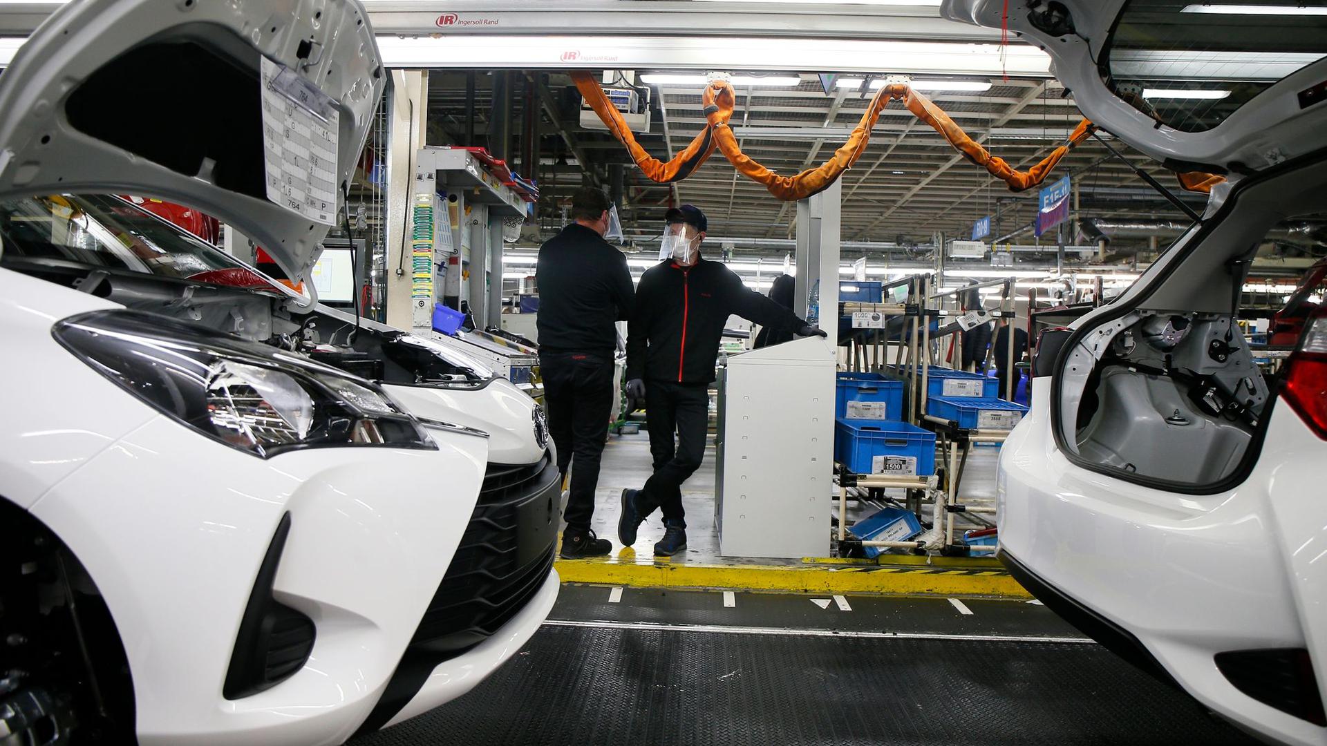 Arbeiter stehen mit Mundschutz in einer Toyota-Fabrik im französischen Onnaing.